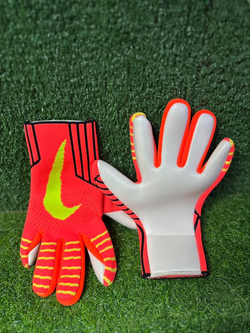 Nike Phantom Dynamic Fit Goalkeeper Gloves Cameroon
