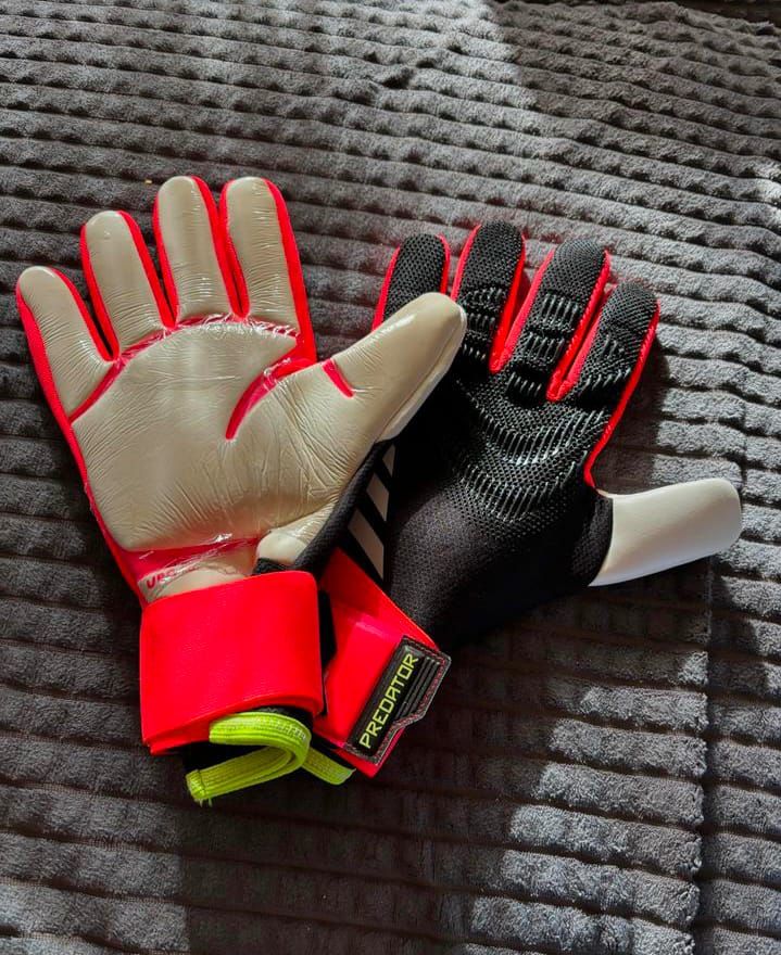 Adidas Predator Goalkeeper Gloves - Image 3
